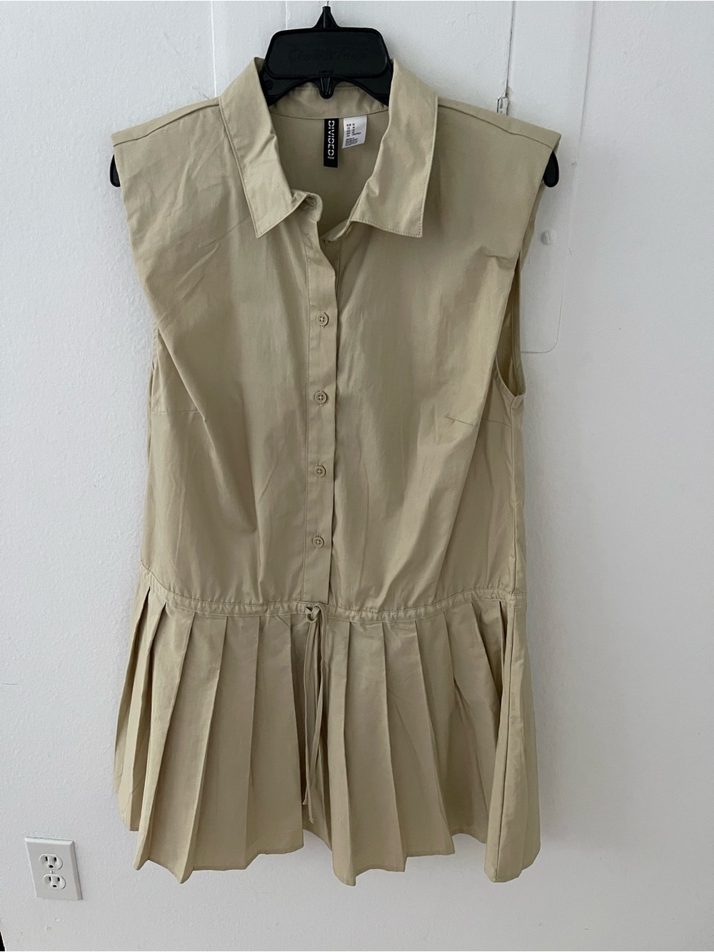 H&M women’s Sleeveless Pleated Shirt Dress Top Beige khaki mini dress Medium new
